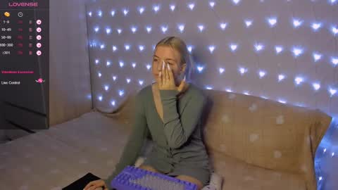 Snapshot of mailin_harrington chatting on 01-25-25, 03:30 Your kitty online show from 01-25-25, 03:30