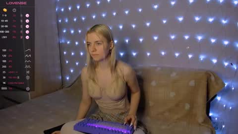 Snapshot of mailin_harrington chatting on 01-28-25, 04:08 Your kitty online show from 01-28-25, 04:08