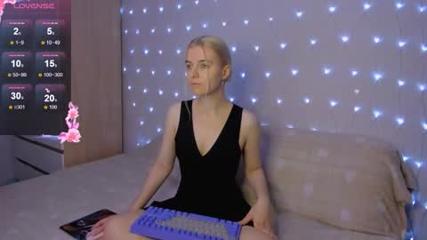 Snapshot of mailin_harrington chatting on 09-18-25, 03:36 Your kitty online show from 09-18-25, 03:36