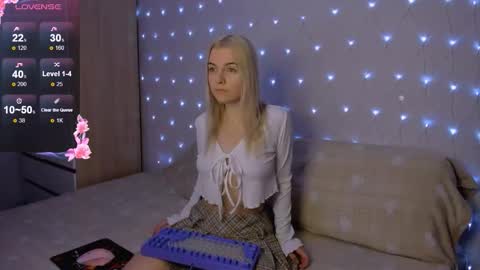 Snapshot of mailin_harrington chatting on 09-19-25, 03:45 Your kitty online show from 09-19-25, 03:45