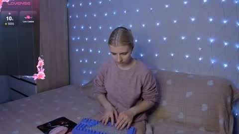 Snapshot of mailin_harrington chatting on 10-12-25, 03:44 Your kitty online show from 10-12-25, 03:44