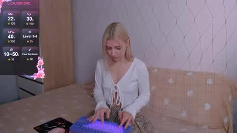 Snapshot of mailin_harrington chatting on 10-16-25, 02:56 Your kitty online show from 10-16-25, 02:56