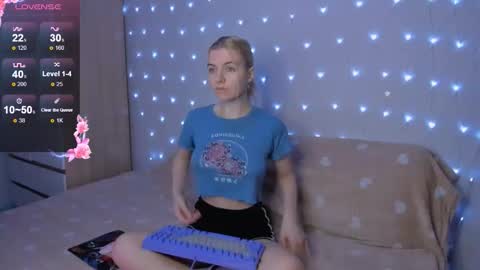 Snapshot of mailin_harrington chatting on 10-19-25, 03:34 Your kitty online show from 10-19-25, 03:34