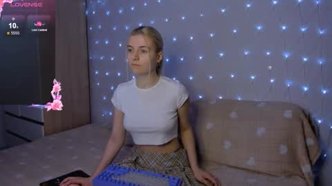 Snapshot of mailin_harrington chatting on 10-21-25, 03:57 Your kitty online show from 10-21-25, 03:57