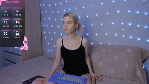 Snapshot of mailin_harrington chatting on 10-26-25, 03:40 Your kitty online show from 10-26-25, 03:40