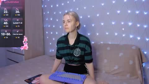 Snapshot of mailin_harrington chatting on 11-06-25, 03:35 Your kitty online show from 11-06-25, 03:35