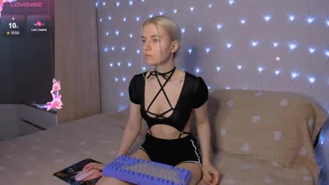 Snapshot of mailin_harrington chatting on 11-11-25, 02:44 Your kitty online show from 11-11-25, 02:44