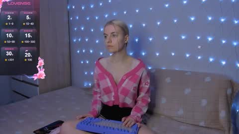 Snapshot of mailin_harrington chatting on 11-12-25, 04:07 Your kitty online show from 11-12-25, 04:07