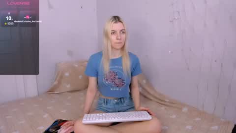 Snapshot of mailin_harrington chatting on 06-18-26, 03:29 Your kitty online show from 06-18-26, 03:29