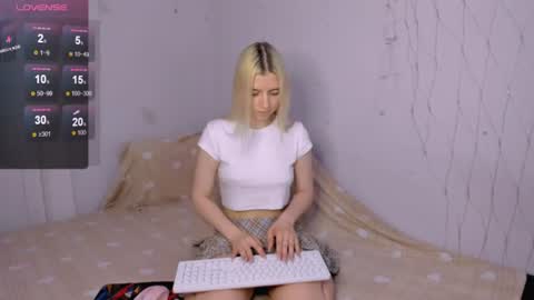 Snapshot of mailin_harrington chatting on 06-19-26, 04:11 Your kitty online show from 06-19-26, 04:11