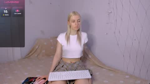 Snapshot of mailin_harrington chatting on 06-25-26, 04:22 Your kitty online show from 06-25-26, 04:22