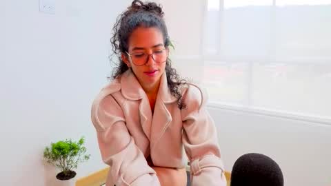 Snapshot of maithe_perroni chatting on 03-27-26, 09:14 Lauu online show from 03-27-26, 09:14