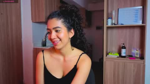 Snapshot of maithe_perroni chatting on 05-27-26, 01:57 Lauu online show from 05-27-26, 01:57