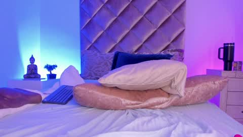 Snapshot of malaia_hills chatting on 12-11-24, 01:37 Call Me Mala online show from 12-11-24, 01:37