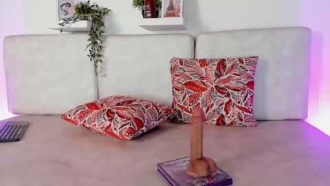 Snapshot of malka_burning chatting on 02-15-25, 11:58 Malka online show from 02-15-25, 11:58