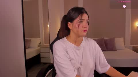 Snapshot of malu_03x chatting on 12-19-25, 02:40 M A L U online show from 12-19-25, 02:40