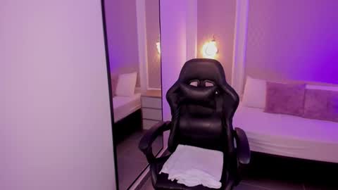 Snapshot of malu_03x chatting on 12-20-25, 02:29 M A L U online show from 12-20-25, 02:29