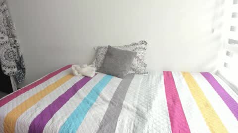 instagram  nueela   online show from 12-21-25, 07:21