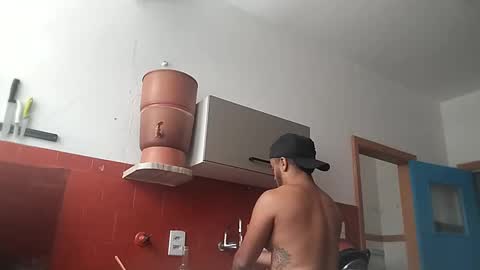 Snapshot of mandymel chatting on 12-16-24, 04:16 Muw online show from 12-16-24, 04:16