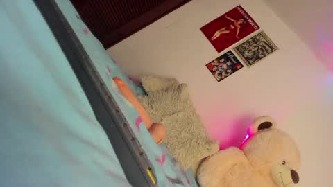 Snapshot of mantis_wine chatting on 02-19-25, 01:29 MARY online show from 02-19-25, 01:29