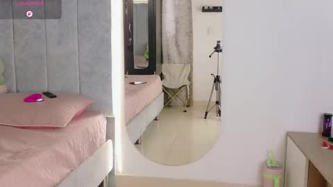 Snapshot of manu_montoya_ chatting on 05-13-26, 05:10 Manu online show from 05-13-26, 05:10