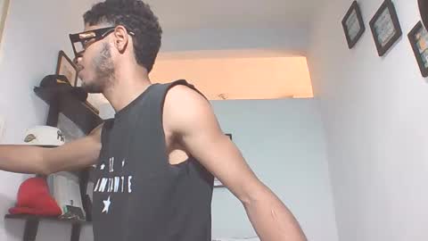 Snapshot of manuel444rl chatting on 02-23-25, 05:29 Manuel RL online show from 02-23-25, 05:29