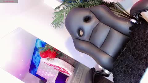 Manuela Kingsley online show from 02-15-25, 04:01