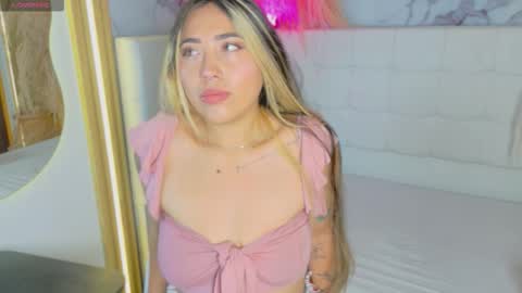 Snapshot of manuelaveelez chatting on 12-21-25, 08:05 Manuela online show from 12-21-25, 08:05