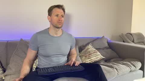 Snapshot of marc105100 chatting on 04-29-26, 08:18 alex marvelxx online show from 04-29-26, 08:18