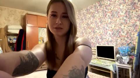 Snapshot of marcelinemacaluso chatting on 10-21-25, 08:04 Sofa online show from 10-21-25, 08:04