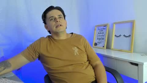 Snapshot of marcoss_rivera chatting on 10-31-25, 02:40 marcoss online show from 10-31-25, 02:40