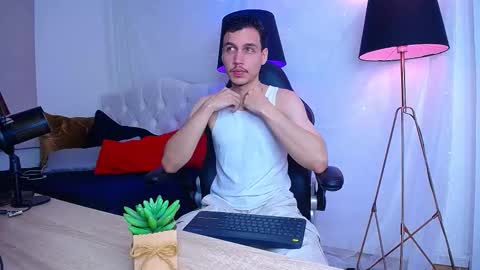 Snapshot of marcus_hanks chatting on 12-14-25, 05:46 Marcus Hanks online show from 12-14-25, 05:46