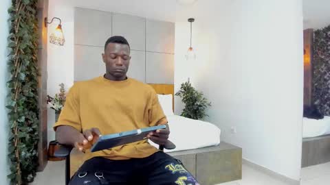 Snapshot of marcusblack_ chatting on 12-17-25, 12:33 Marcusssss online show from 12-17-25, 12:33