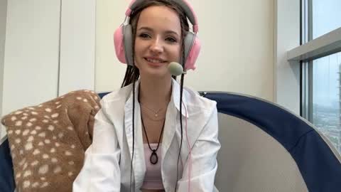 Snapshot of margaretawieczorek chatting on 05-17-26, 10:00 Emily online show from 05-17-26, 10:00