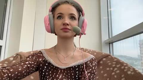 Snapshot of margaretawieczorek chatting on 05-18-26, 08:09 Emily online show from 05-18-26, 08:09