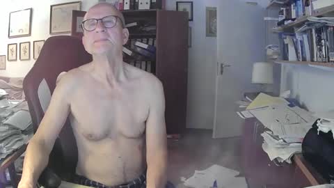 Snapshot of marginalie chatting on 11-23-25, 06:57 marginalie online show from 11-23-25, 06:57