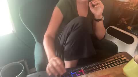 Elle online show from 10-23-25, 04:06