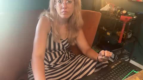 Elle online show from 10-28-25, 03:14