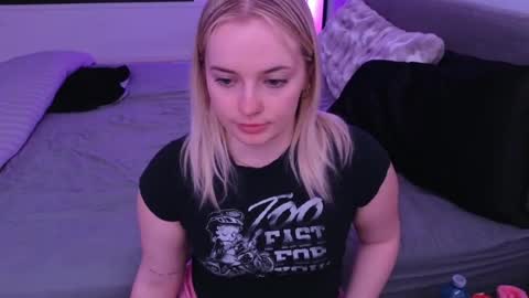 Snapshot of margot_robbie7 chatting on 05-15-26, 02:18 margot_robbie7 online show from 05-15-26, 02:18