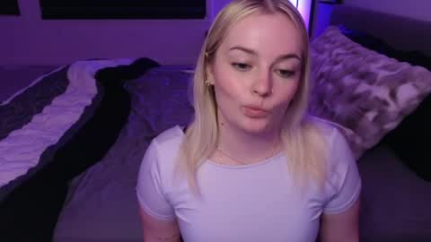Snapshot of margot_robbie7 chatting on 05-20-26, 01:56 margot_robbie7 online show from 05-20-26, 01:56
