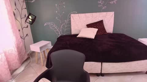 Snapshot of mariamcute_ chatting on 02-20-25, 07:30 M A R I A N A online show from 02-20-25, 07:30