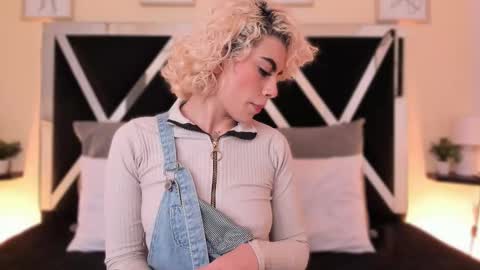 Snapshot of marian_pinzon chatting on 09-17-25, 02:35 Marian online show from 09-17-25, 02:35