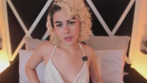 Snapshot of marian_pinzon chatting on 11-18-25, 02:39 Marian online show from 11-18-25, 02:39