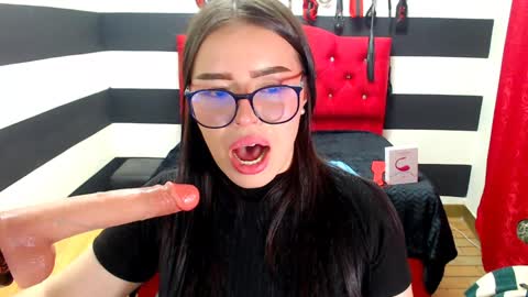 Snapshot of marian_ran_ chatting on 12-14-24, 02:12 Marian online show from 12-14-24, 02:12