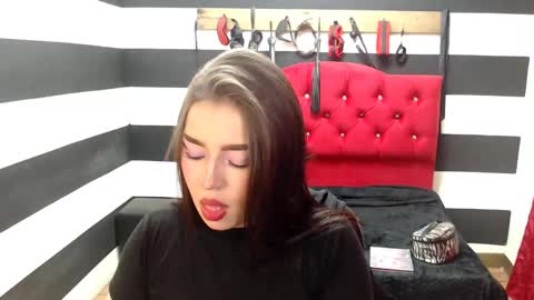 Snapshot of marian_ran_ chatting on 02-21-25, 07:12 Marian online show from 02-21-25, 07:12