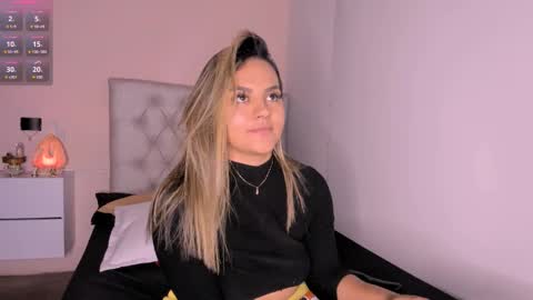 Snapshot of mariana__roe chatting on 02-19-25, 06:00 Mariana Roe online show from 02-19-25, 06:00