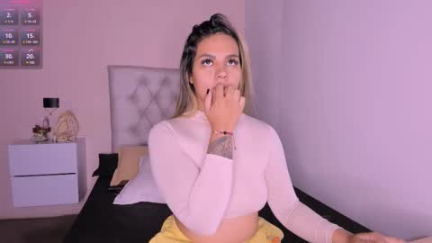 Snapshot of mariana__roe chatting on 02-25-25, 10:15 Mariana Roe online show from 02-25-25, 10:15