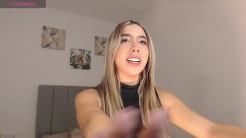 Snapshot of mariana_es chatting on 04-27-26, 01:03 Mariana online show from 04-27-26, 01:03