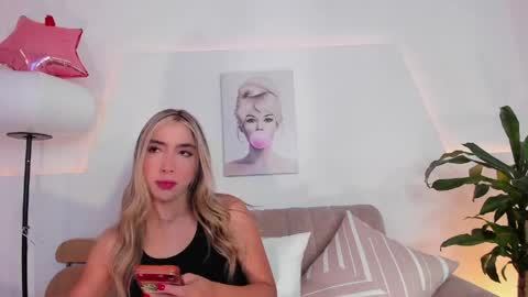 Snapshot of mariana_es chatting on 05-31-26, 04:25 Mariana online show from 05-31-26, 04:25
