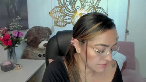 Snapshot of marianalopez81 chatting on 02-14-25, 03:33 Mariana Lopez online show from 02-14-25, 03:33